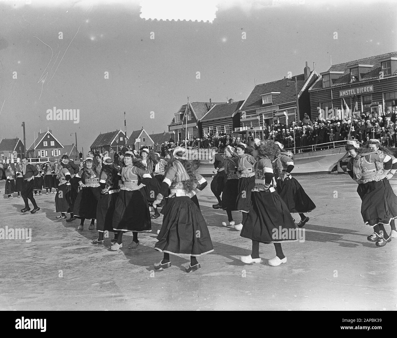 Danse en costume traditionnel sur Marken sur la glace Date : 5 février 1954 lieu : Marken mots clés : danses, GLACE, costumes Banque D'Images