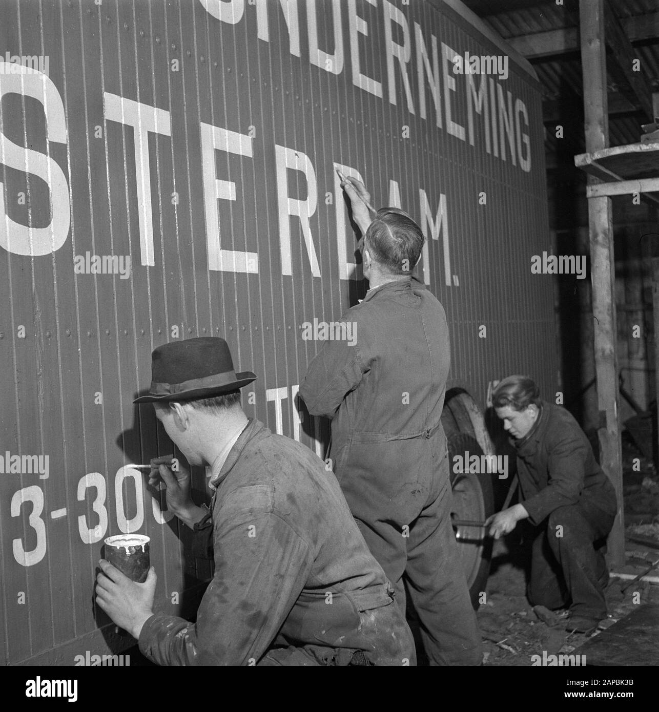 La nouvelle compagnie de transport Amsterdam (anciennement A. Puls) Annotation: PULS Moving Company, située à Kerkstraat. Cette société a obtenu un mauvais nom pendant la guerre parce qu'elle a aidé à vider les maisons des Juifs et d'autres déportés (y compris la famille Frank). Date: 31 Décembre 1945 Lieu: Amsterdam, Noord-Holland Banque D'Images