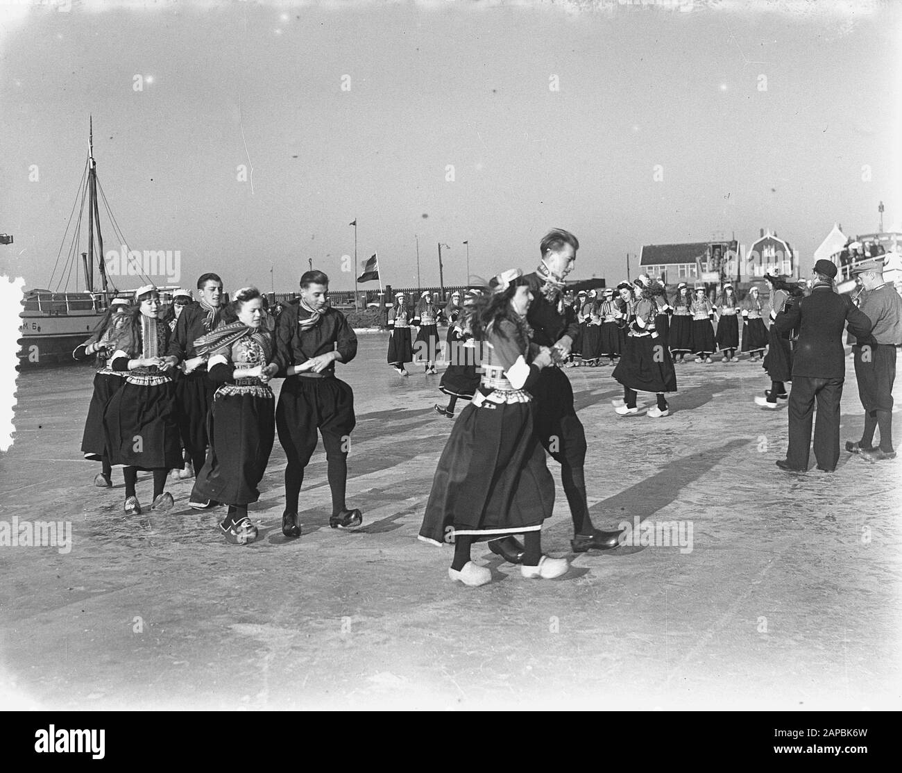 Danse en costume traditionnel sur Marken sur la glace Date : 5 février 1954 lieu : Marken mots clés : danses, GLACE, costumes Banque D'Images
