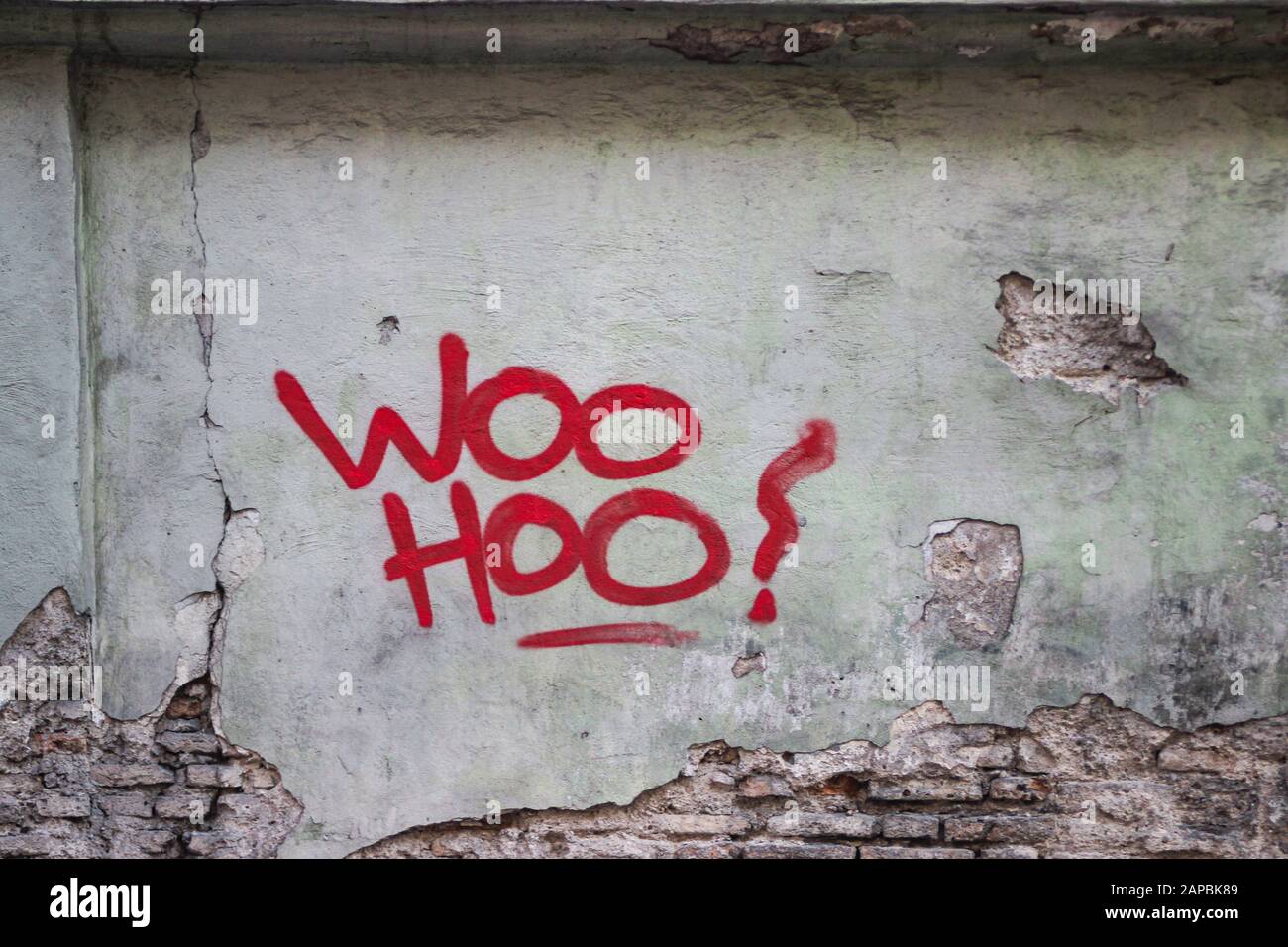Ouo Hoo ! Texte rouge sur le mur vert clair à Vilnius, en Lituanie Banque D'Images