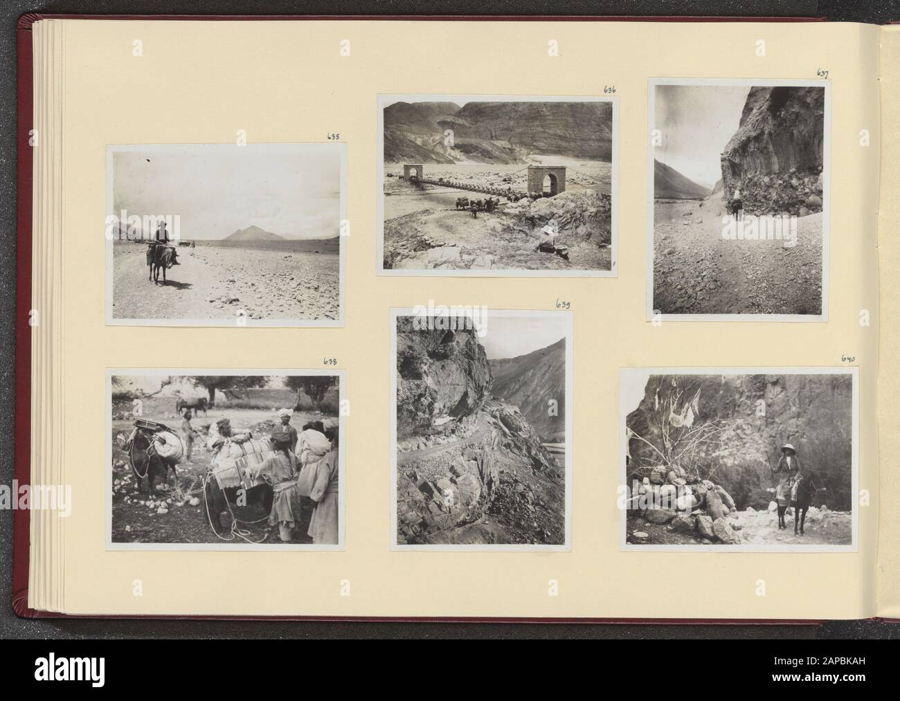 PhotoAlbum Fisherman: Première expédition Karakoru, 1922 Description: Album avec six photos. En haut à gauche: Franz Brantschen à cheval dans la vallée de Shyok; en haut au milieu: Membres expéditionnaires sur un pont dans la vallée de Shyok; en haut à droite: Dépôts de Morene dans la vallée de Shyok; en bas à gauche: Coolies et dzos près du camp de Karchar; en bas au milieu: Route dans la vallée de Shyok; en bas à droite: Jenny visser-Hooft à cheval dans une stonepile avec des drapeaux de prière dans la vallée de Shyok Date: 1922/09/01 lieu: Inde, Karakorum mots clés: Ponts, cooloies, chevaux, religion, routes Nom de personne: Brantschen, Franz, Vi Banque D'Images