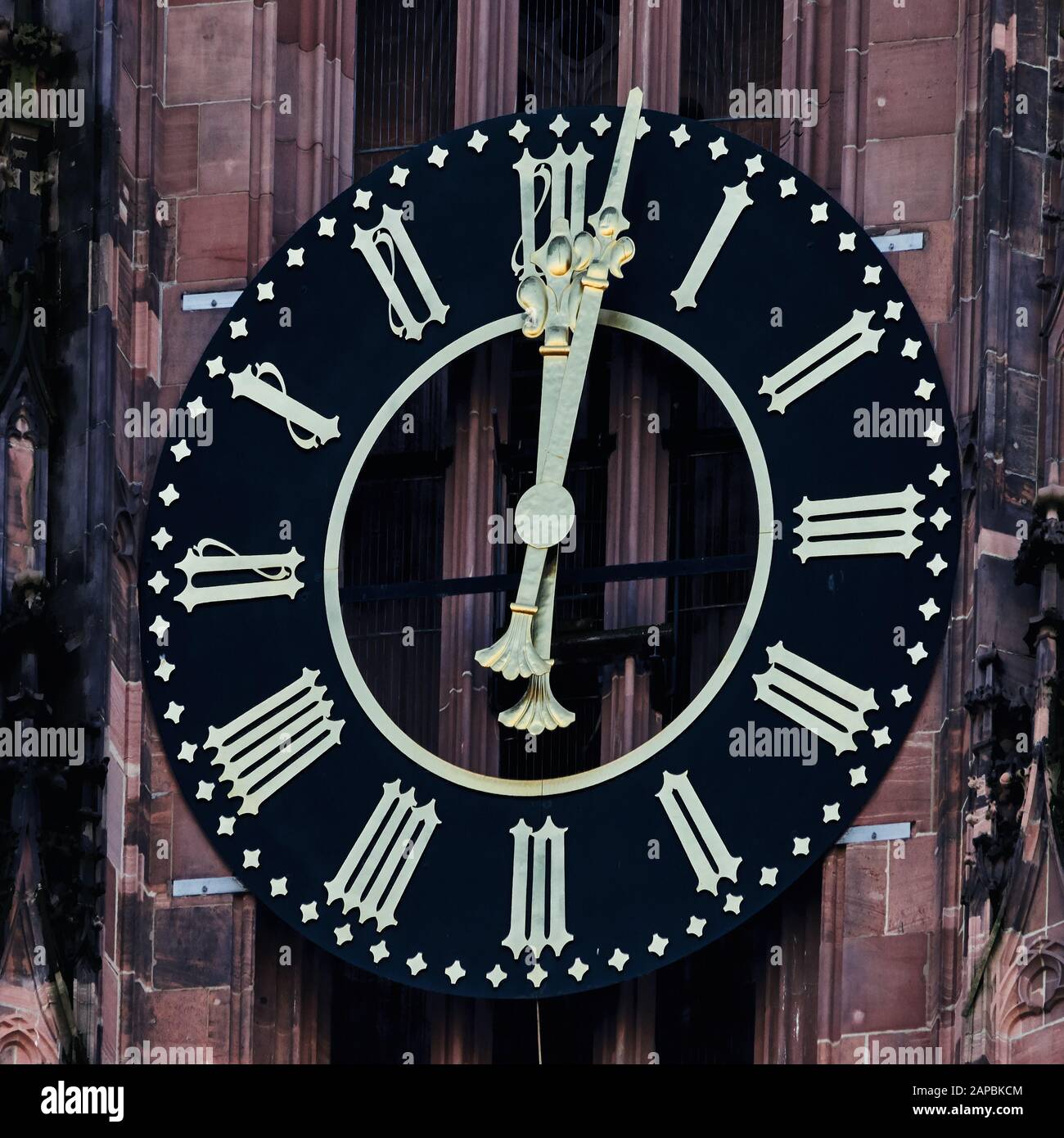 Tour horloge de la cathédrale de Francfort montre 2 minutes après douze  Photo Stock - Alamy