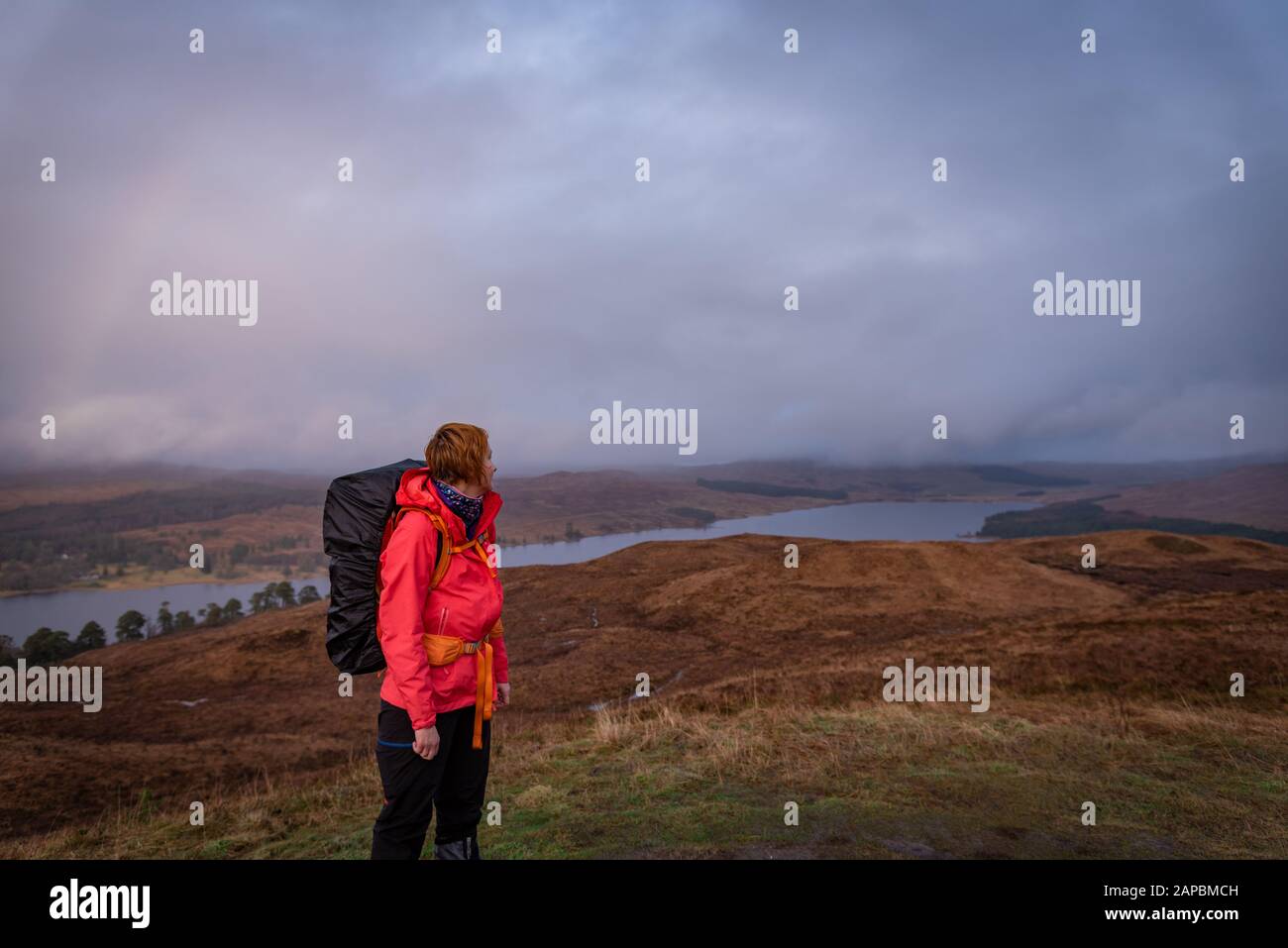 Voyageur Seul - West Highlands Way, Écosse. Hiver, randonnée printanière Banque D'Images