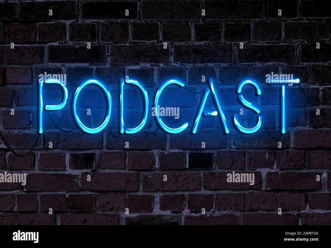 Podcast de mot dans des lettres néon illuminées sur un mur de briques rugueuses, enregistrement de podcasting signe néon Banque D'Images
