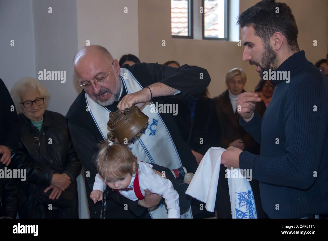 Cérémonie de baptême de bébé garçon dans l'église orthodoxe locale de Belgrade, Serbie, 11.01.2020 Banque D'Images