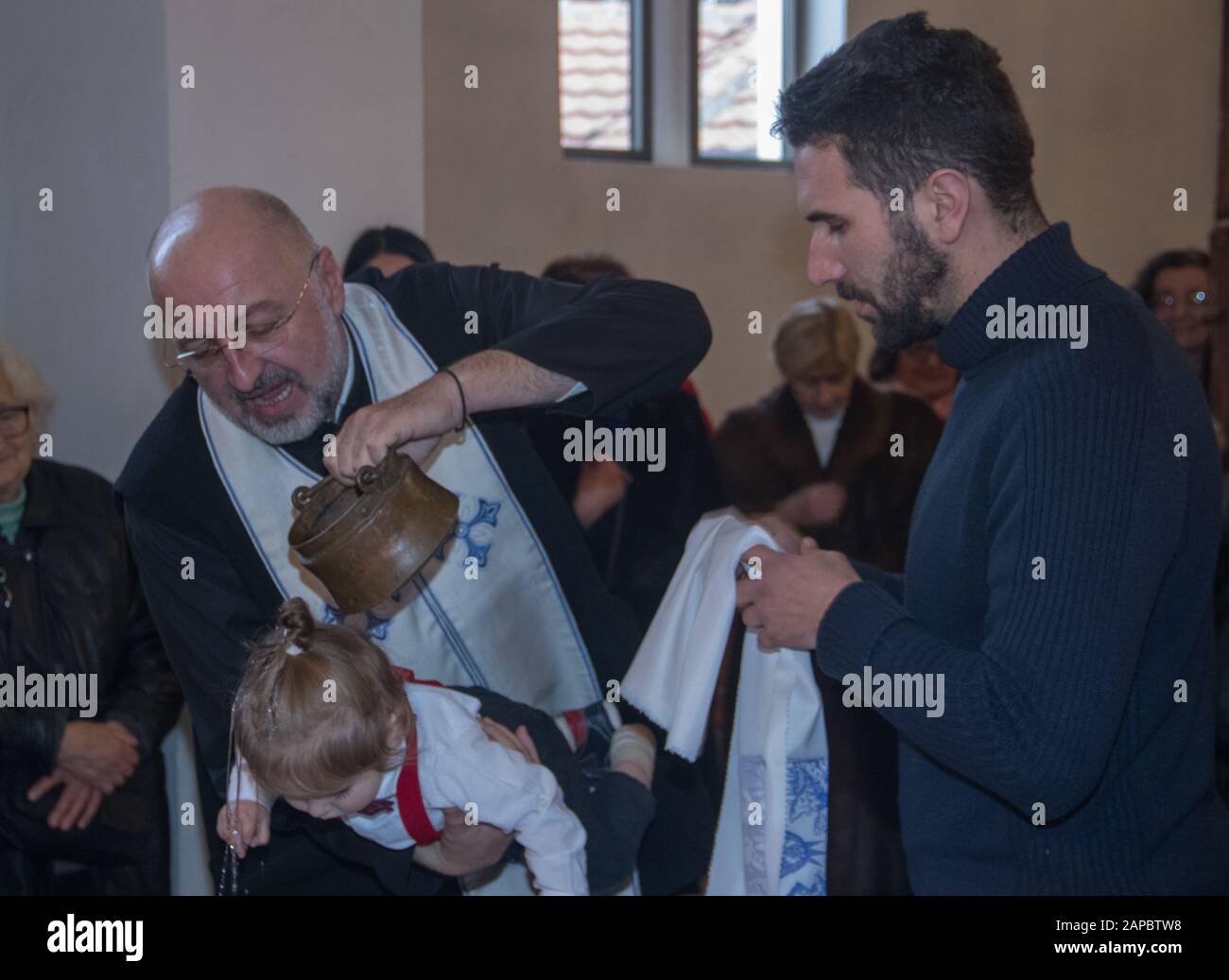 Cérémonie de baptême de bébé garçon dans l'église orthodoxe locale de Belgrade, Serbie, 11.01.2020 Banque D'Images