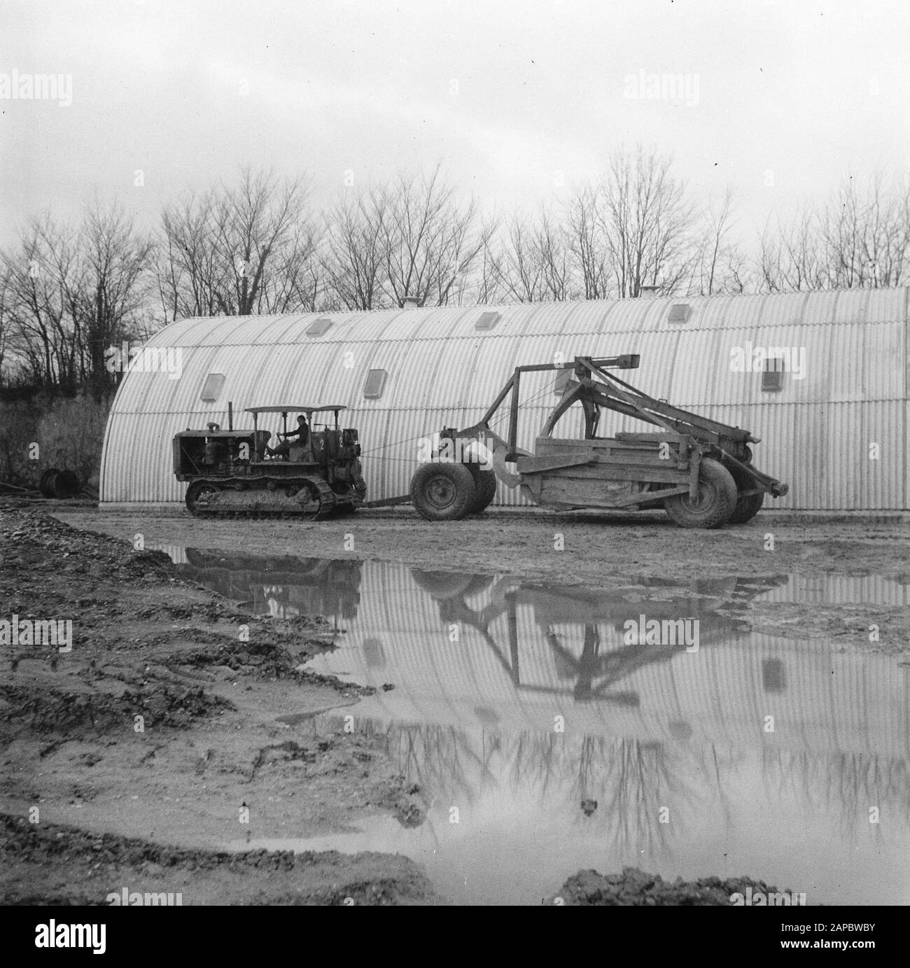 Tracteur 6 x 6 avec racleur utilisé dans les rainures d'excavation par ENCI Date: Non daté mots clés: EXCULATIONS, tracteurs Nom personnel: ENCI Banque D'Images