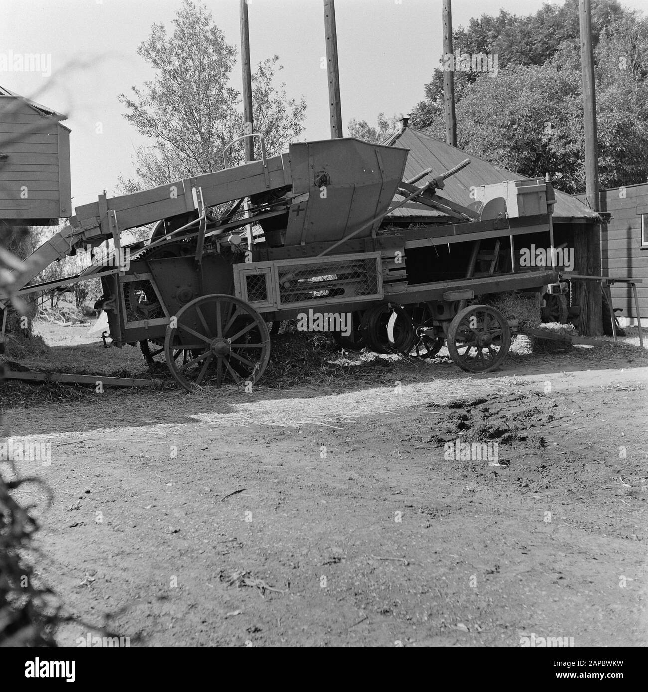 6.1x6.1 sécurité des braconniers par cadre en bois étiré avec maillage (sécurité entièrement installée) Date: Octobre 1951 mots clés: Protections, cadres, poachers Banque D'Images