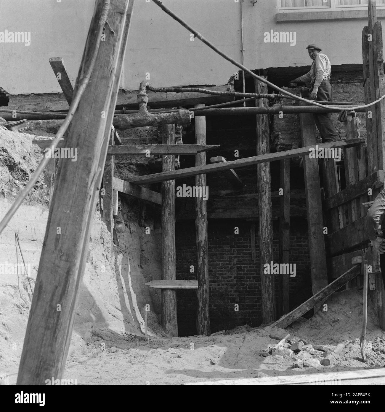 6.1x6.2 sous-excavation et approfondissement de la fondation de la construction Ministère de la guerre au Kalvermarkt Date : avril 1952 mots clés : fondations, bâtiments, sous-fouilles Banque D'Images