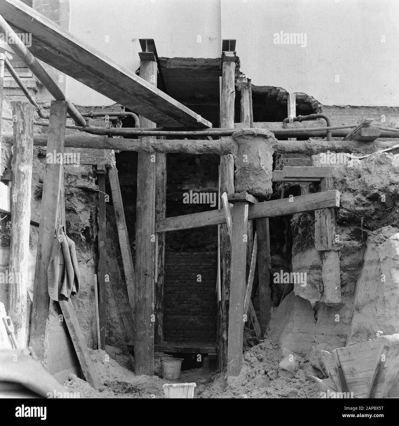 6.1x6.2 sous-excavation et approfondissement de la fondation de la construction Ministère de la guerre au Kalvermarkt Date : avril 1952 mots clés : fondations, bâtiments, sous-fouilles Banque D'Images
