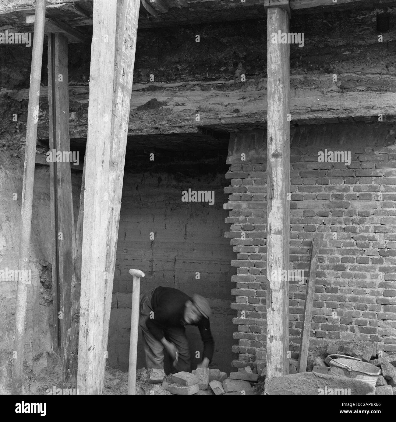 6.2x6.2 sous-excavation et approfondissement de la fondation de la construction Ministère de la guerre au Kalvermarkt Date : avril 1952 mots clés : fondations, bâtiments, sous-fouilles Banque D'Images