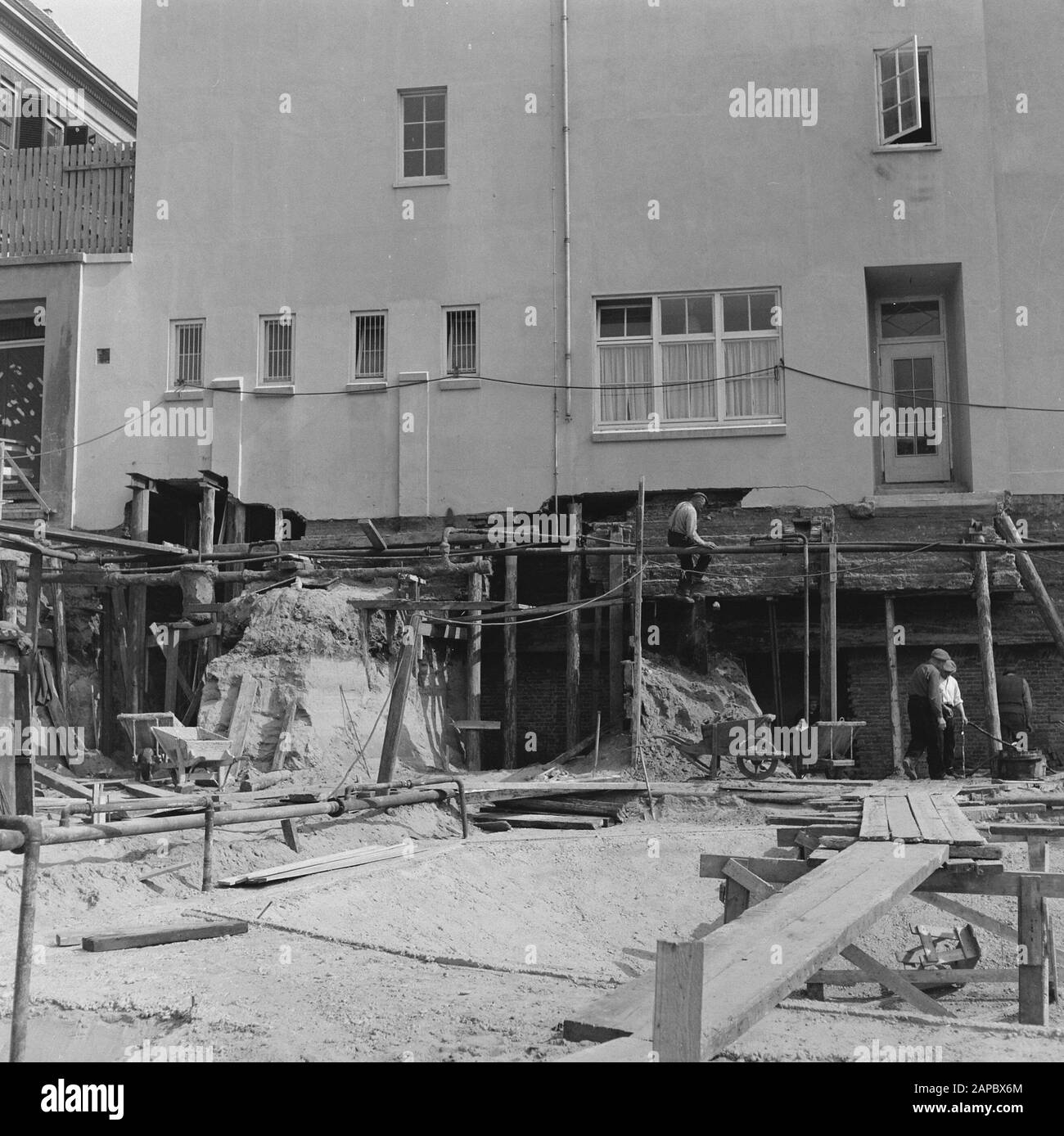 6.2x6.2 sous-excavation et approfondissement de la fondation de la construction Ministère de la guerre au Kalvermarkt Date : avril 1952 mots clés : fondations, bâtiments, sous-fouilles Banque D'Images