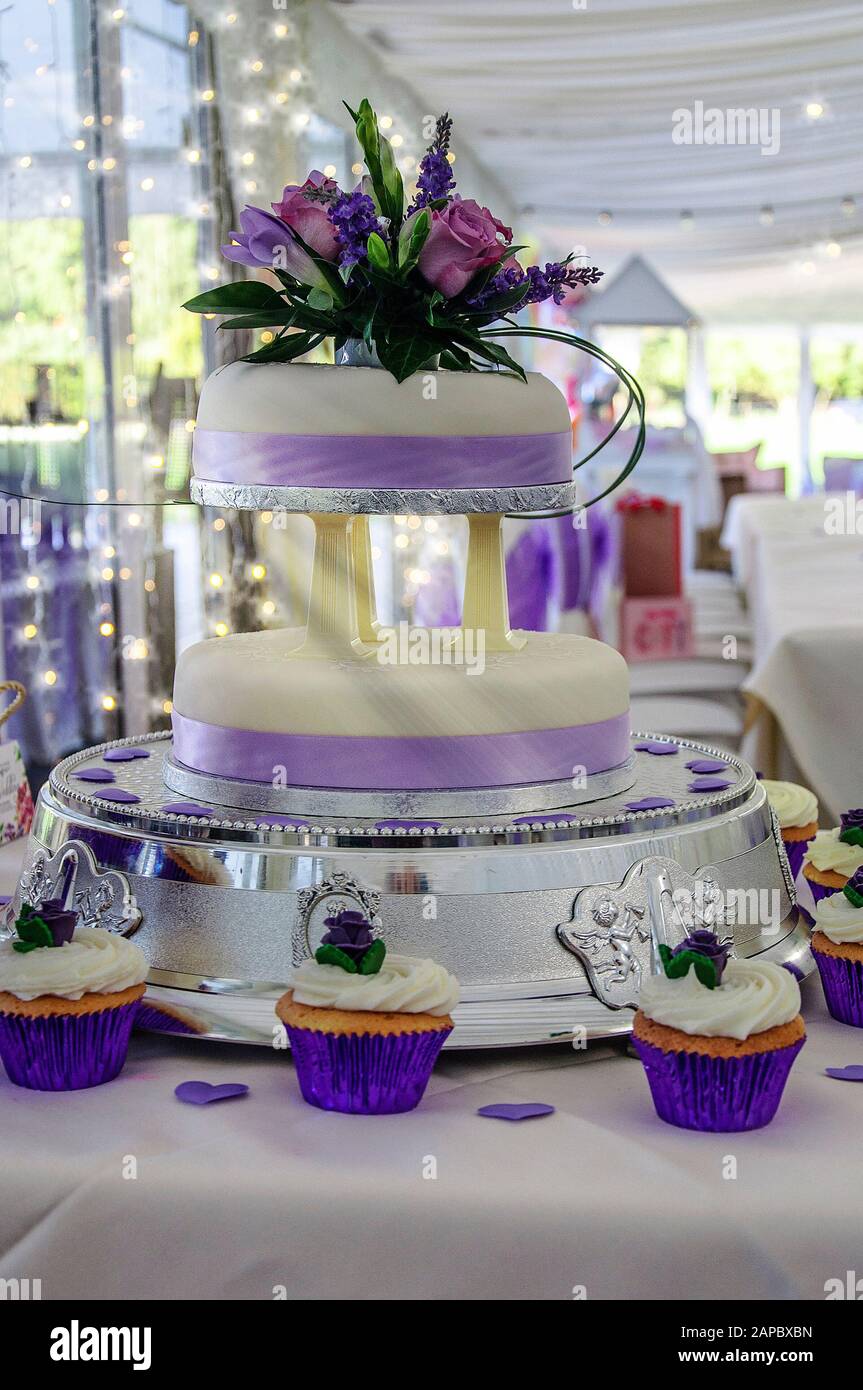 Gateau De Mariage Violet Pale Et Blanc Sur Une Table Avec Des Cupcakes Photo Stock Alamy