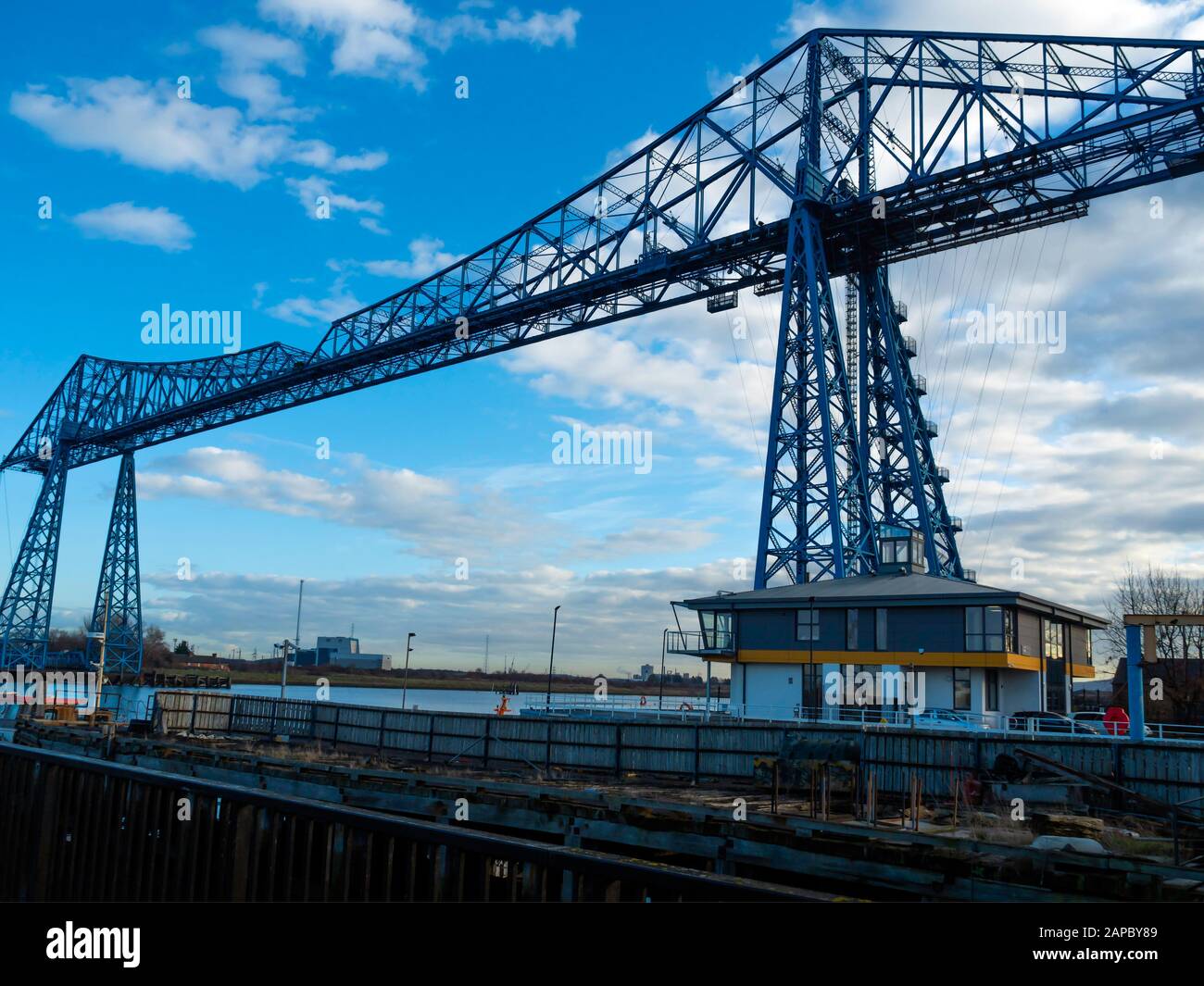 Pont de transport Middlesbrough de la rive sud des Tees de la rivière avec le bureau de Harbour Master Banque D'Images