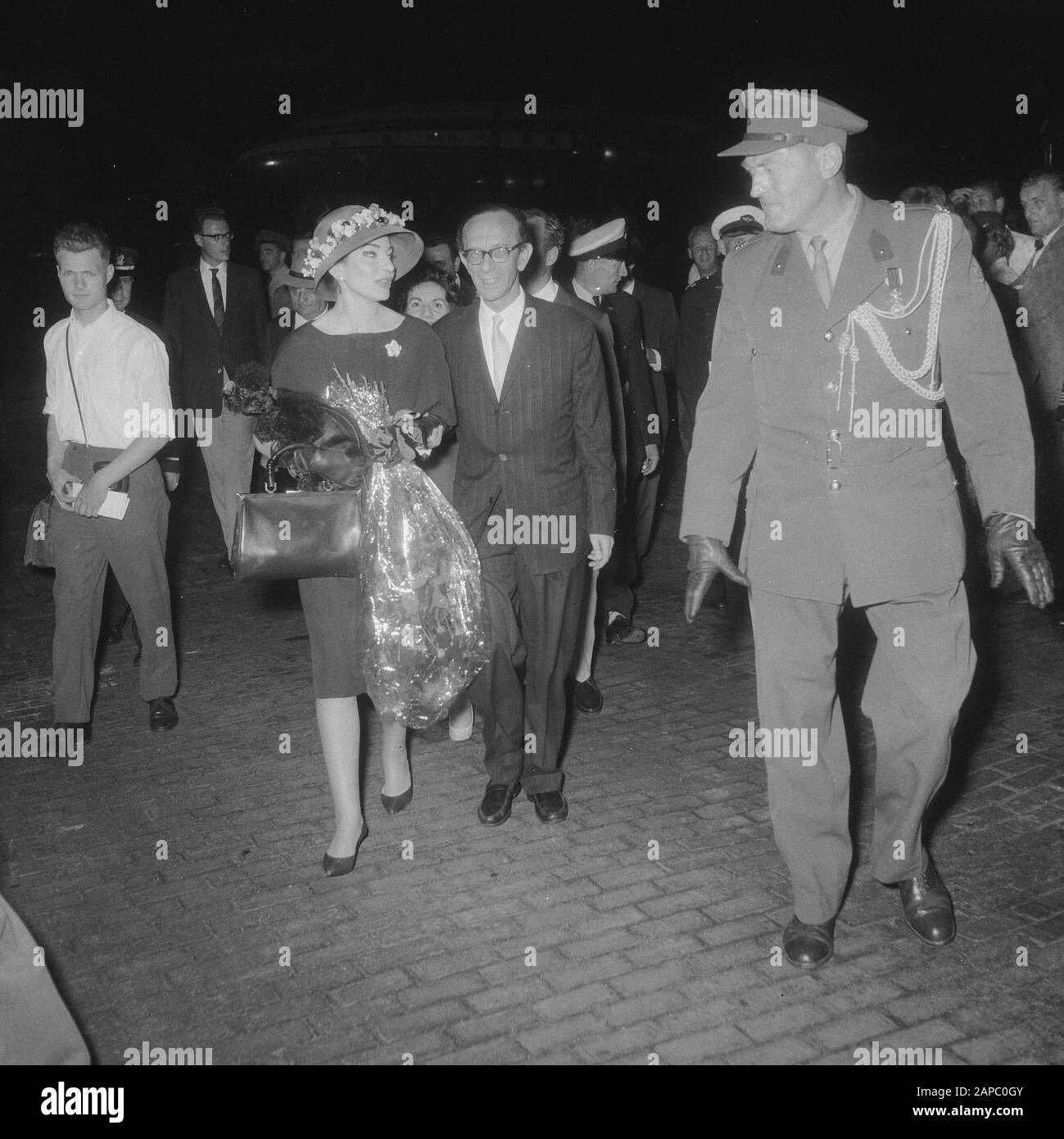 Arrivée de la chanteuse Maria Meneghini Callas à l'aéroport de Schiphol. Maria Callas avec M. Diamand sur le chemin de l'édifice de la gare Date : 9 juillet 1959 Banque D'Images