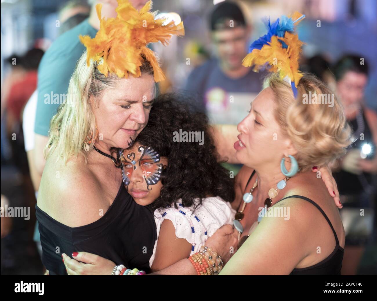 Une jeune fille aveugle étant réconfortée par sa mère au Carnaval brésilien 2019 - à Salvador, Bahia, Brésil Banque D'Images