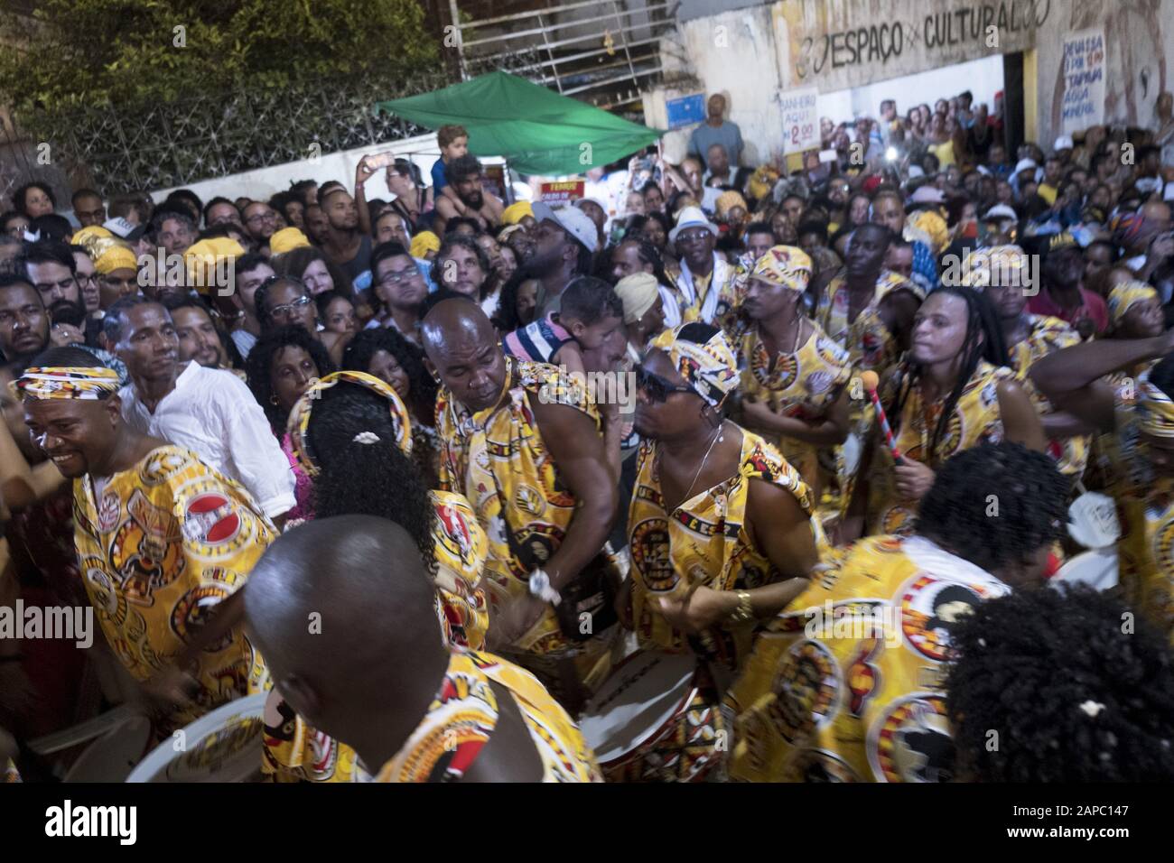 Célébrations du Carnaval dans une communauté de favela slum du centre-ville au Brésil Banque D'Images