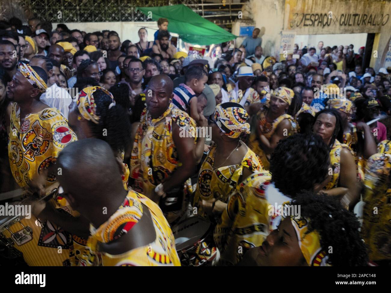 Célébrations du Carnaval dans une communauté de favela slum du centre-ville au Brésil Banque D'Images