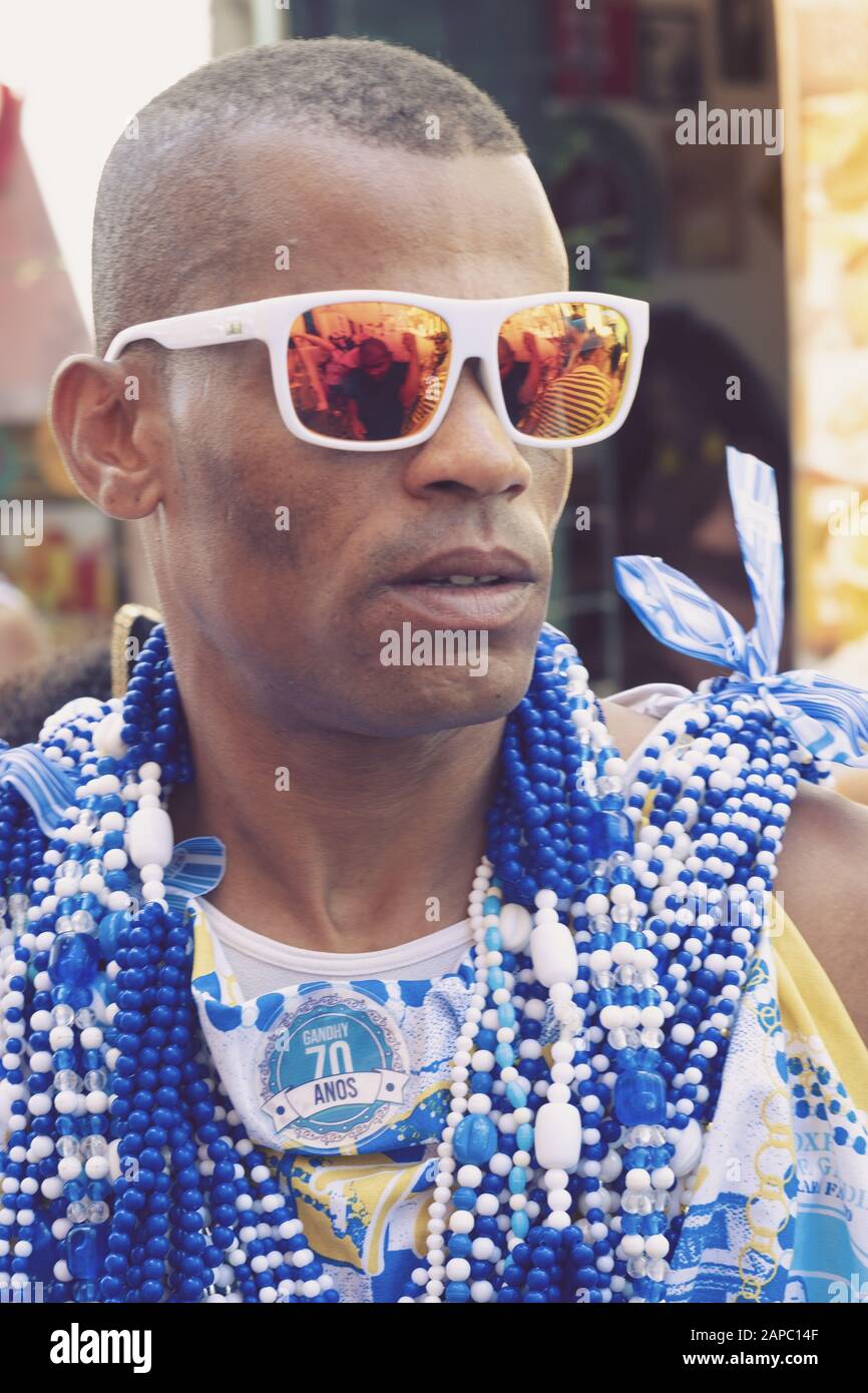 Un homme vêtu de l'uniforme du bloc Filhos de Gandhy (sic) au carnaval de Salvador, Bahia, Brésil en 2019 Banque D'Images