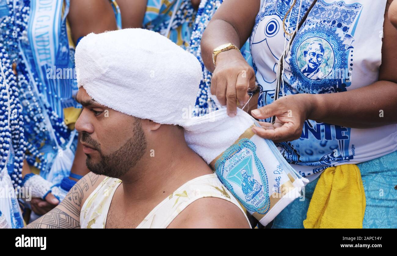 Un homme préparant le costume traditionnel pour le défilé des Filhos de Gandhy (sic) au carnaval de Salvador, Bahia, Brésil en 2019 Banque D'Images