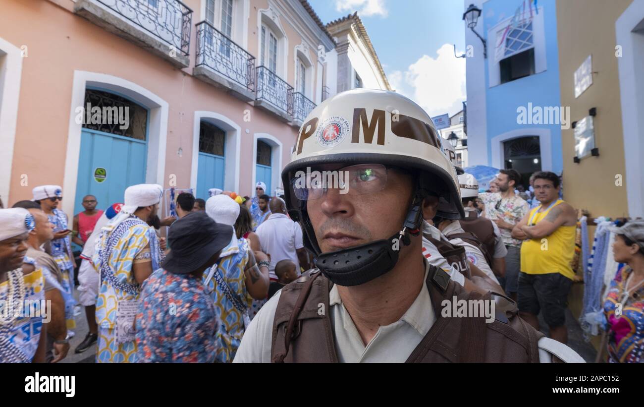 Policier (PM) en service au Carnaval brésilien, Salvador, État de Bahia, Brésil Banque D'Images