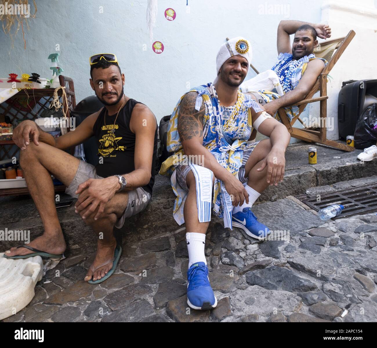 Filhos de Gandhy (sic) parade et révéeurs au carnaval de Salvador, Bahia, Brésil en 2019 Banque D'Images