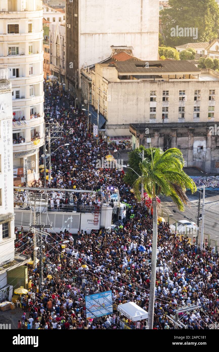 Filhos de Gandhy (sic) parade et révéeurs au carnaval de Salvador, Bahia, Brésil en 2019 Banque D'Images