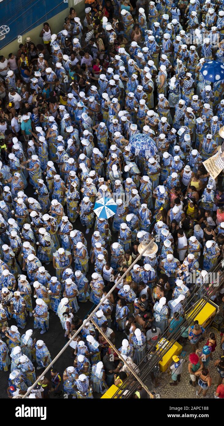 Filhos de Gandhy (sic) parade et révéeurs au carnaval de Salvador, Bahia, Brésil en 2019 Banque D'Images