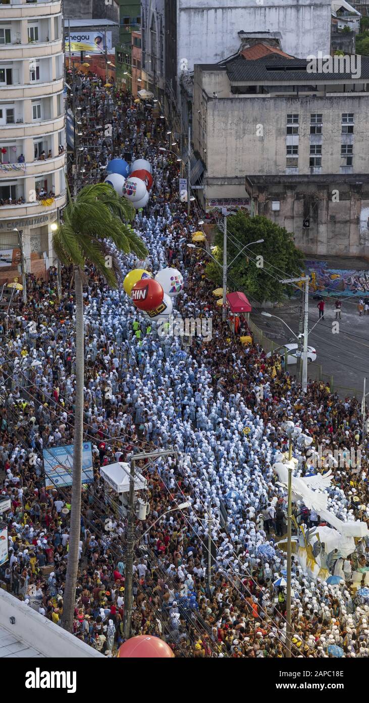 Filhos de Gandhy (sic) parade et révéeurs au carnaval de Salvador, Bahia, Brésil en 2019 Banque D'Images