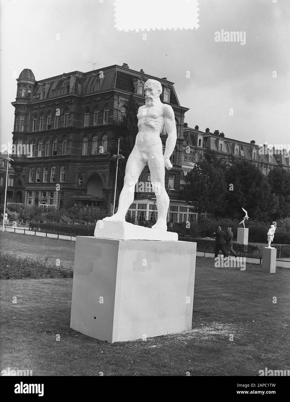 Statue Exposition Frederiksplein Amsterdam Date: 2 Juin 1954 Lieu: Amsterdam, Noord-Holland Mots Clés: Statue Expositions Nom De La Personne: Frederiksplein Banque D'Images