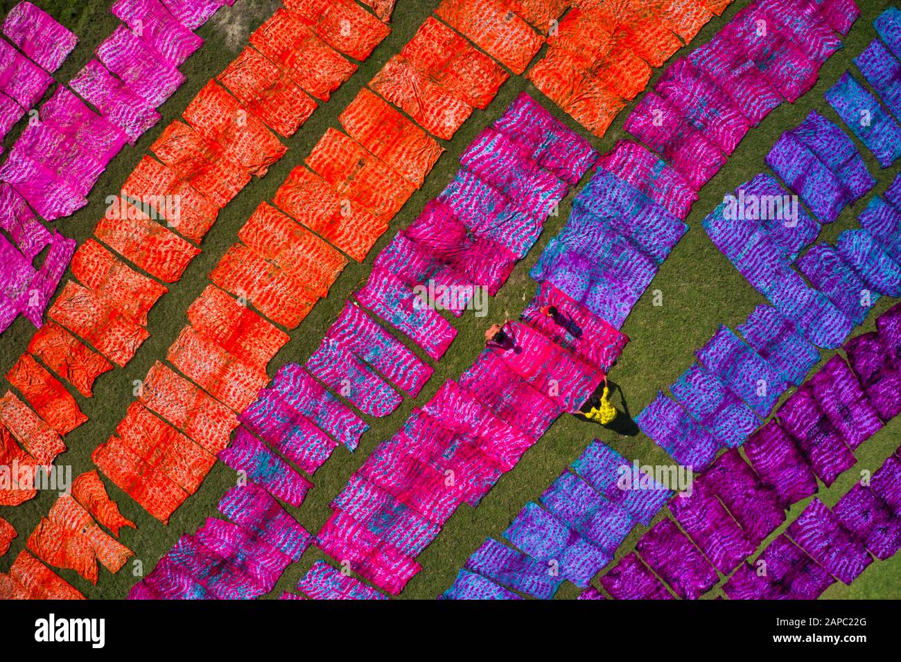 Chiffon de séchage sous soleil chaud à Narayanganj, Bangladesh Banque D'Images