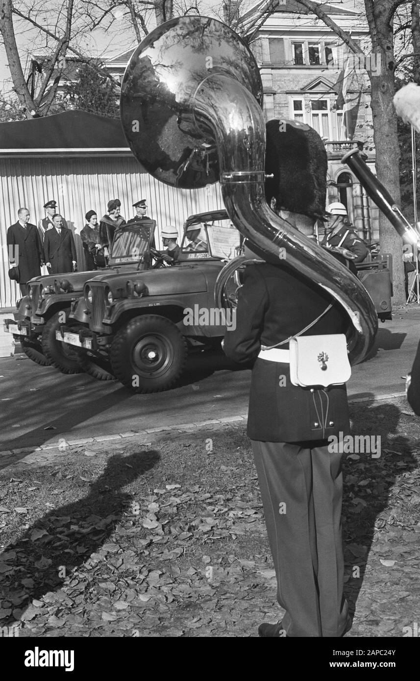 150 ans Royal Marechaussee, defile at the Maliebaan in Utrecht, overview defile Date: 27 octobre 1964 lieu: Utrecht mots clés: Defiles Nom de l'institution: Royal Marechaussee Banque D'Images