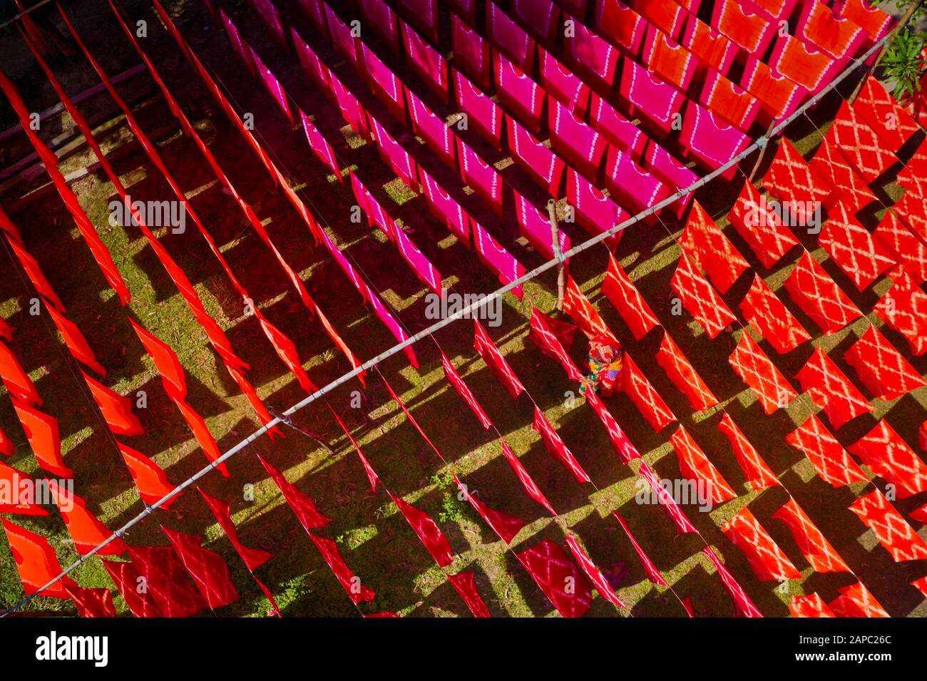 Chiffon de séchage sous soleil chaud à Narayanganj, Bangladesh Banque D'Images