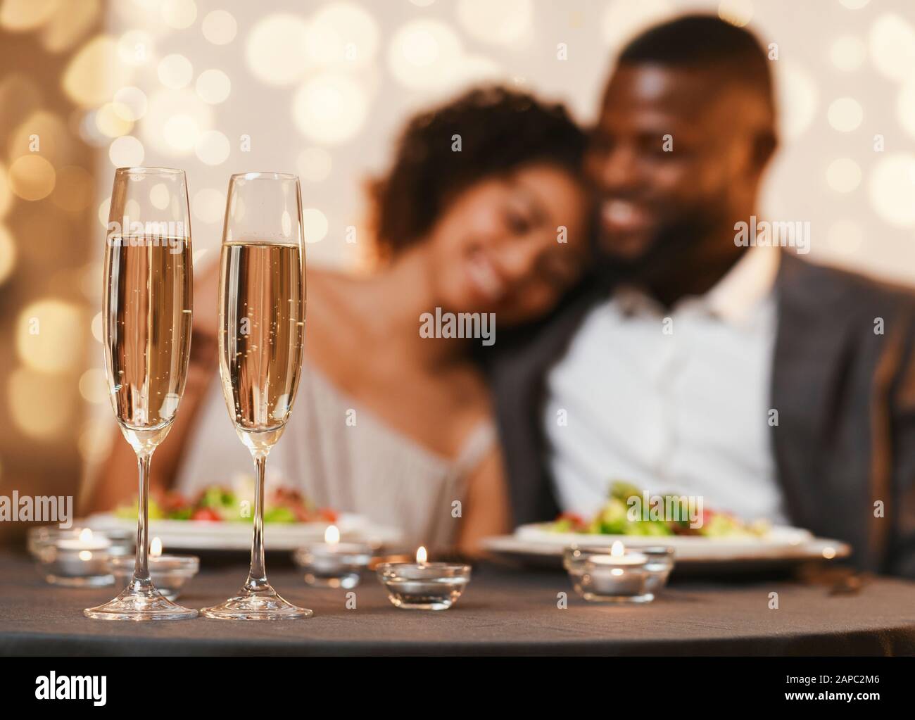 Couple noir charmant célébrant la Saint-Valentin Banque D'Images