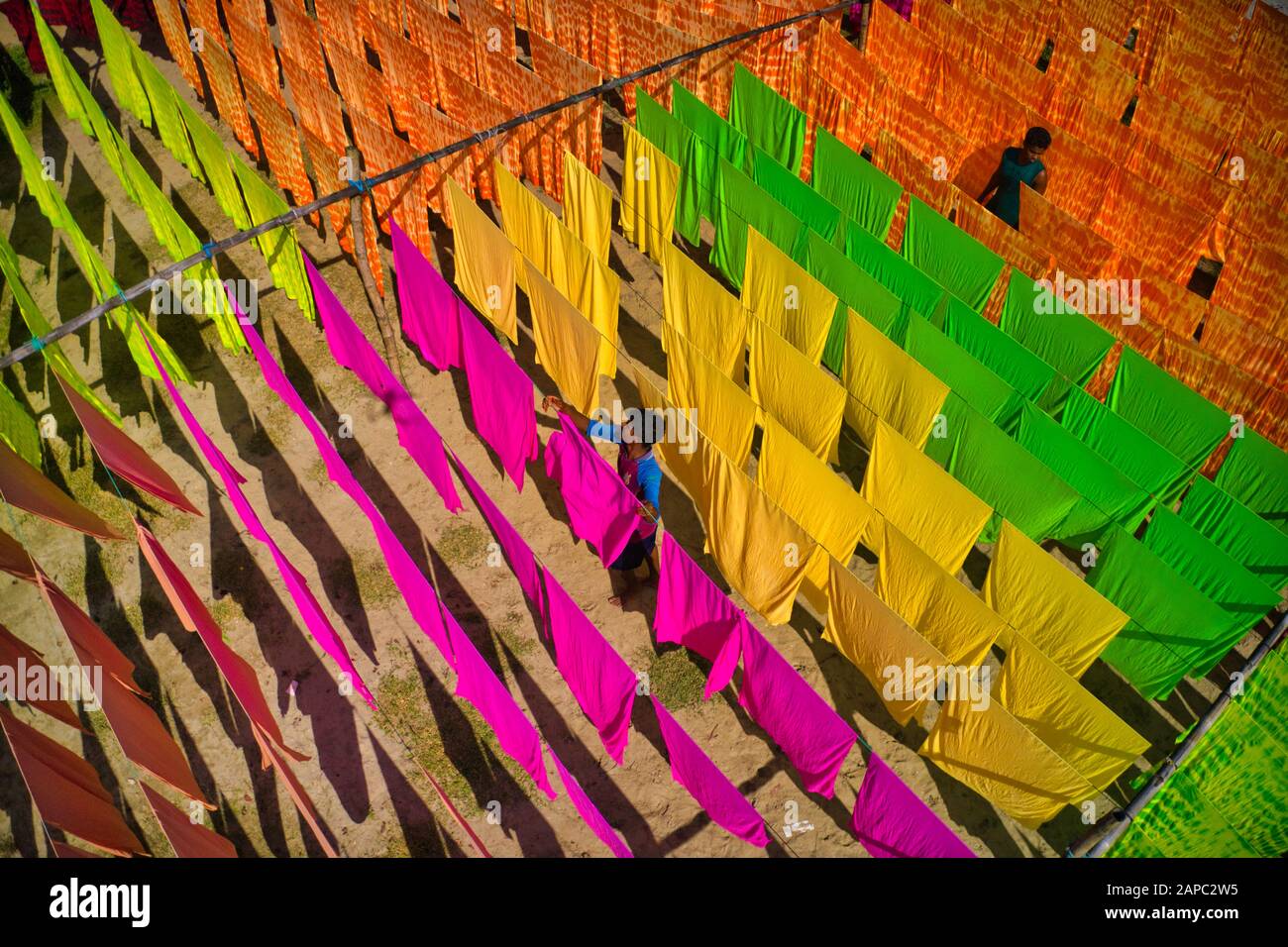 Chiffon de séchage sous soleil chaud à Narayanganj, Bangladesh Banque D'Images
