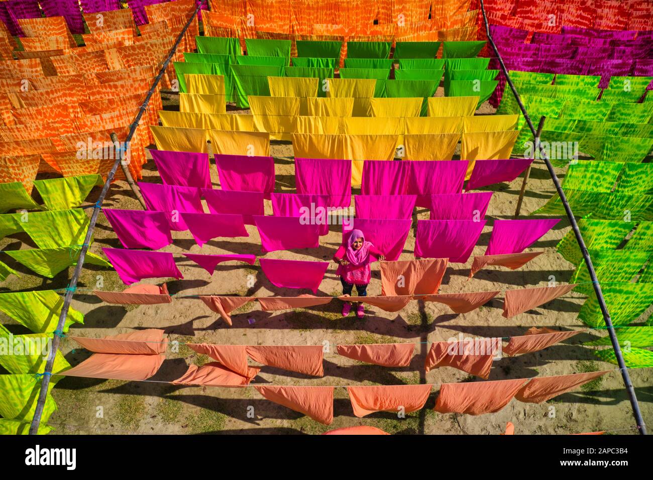 Chiffon de séchage sous soleil chaud à Narayanganj, Bangladesh Banque D'Images