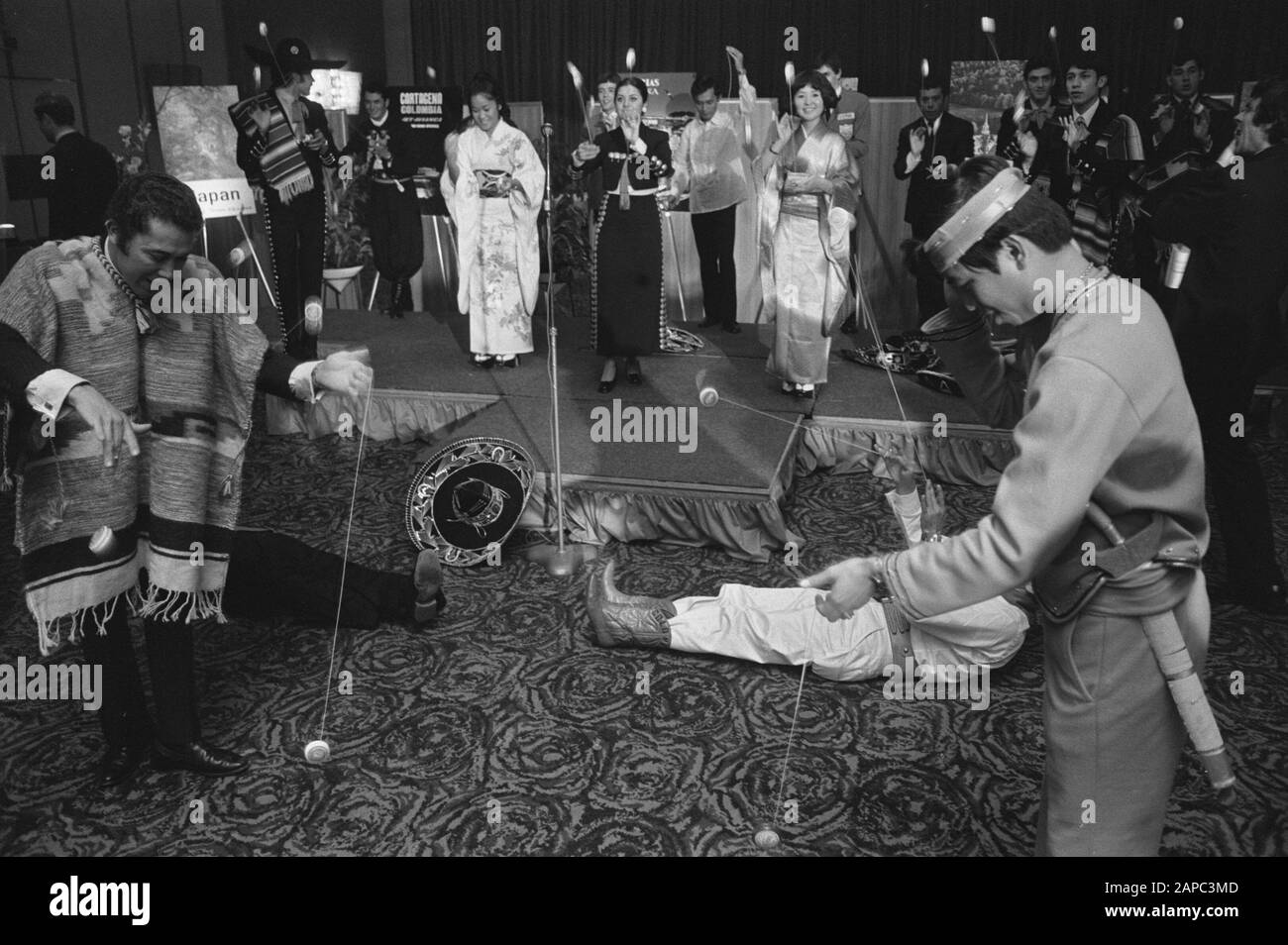21 les champions Yo-yo de tous les pays donnent la manifestation à Hilton, Amsterdam; Yo-Yoers en costume national Date: 18 août 1970 lieu: Amsterdam, Noord-Holland mots clés: Démonstrations, costumes Nom personnel: Hilton Banque D'Images