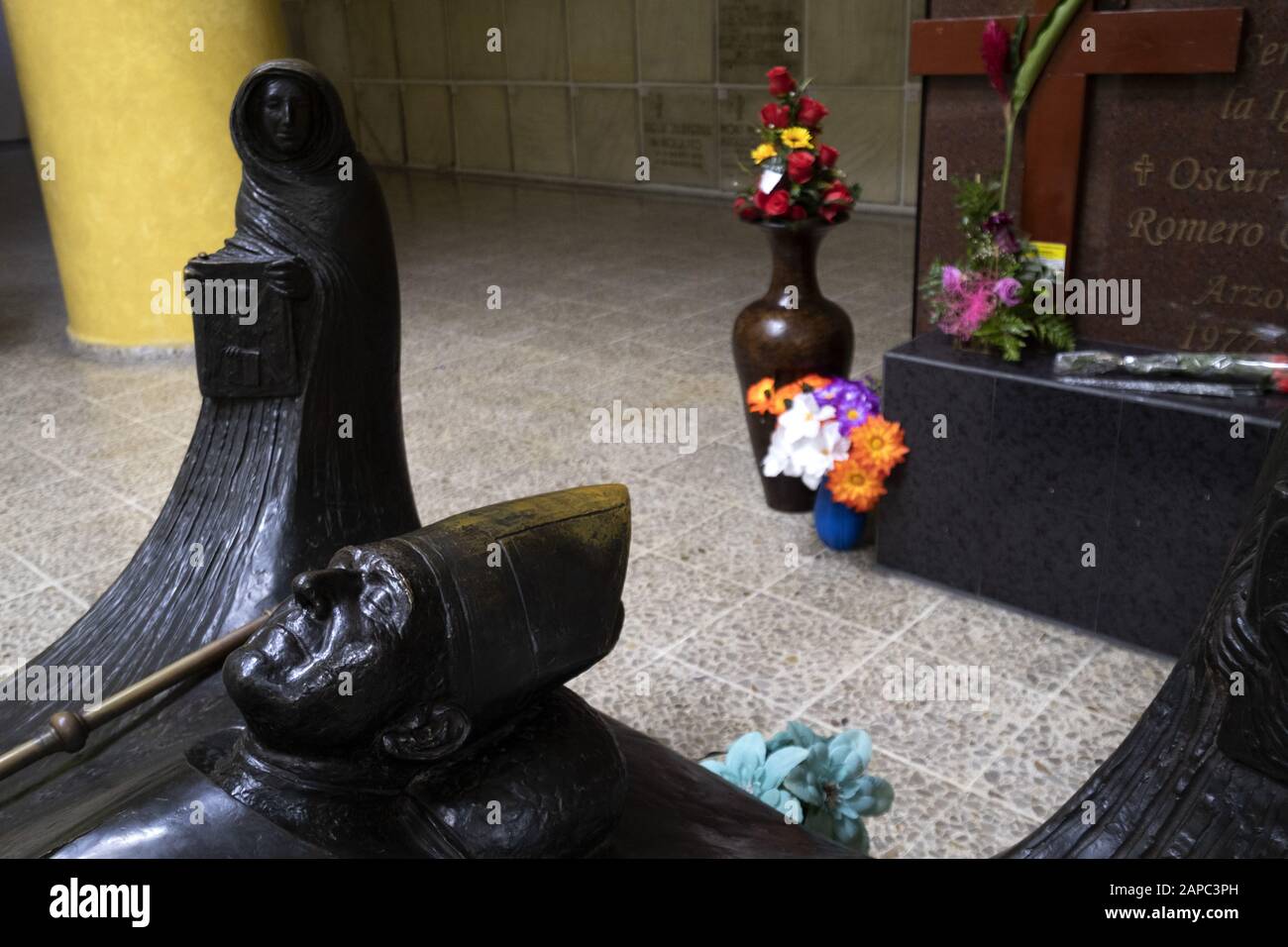 La tombe de Saint Oscar Romero dans la cathédrale de San Salvador. L'archibisho a été assassiné en 1980 et canonisé en 2018 par le pape François Banque D'Images