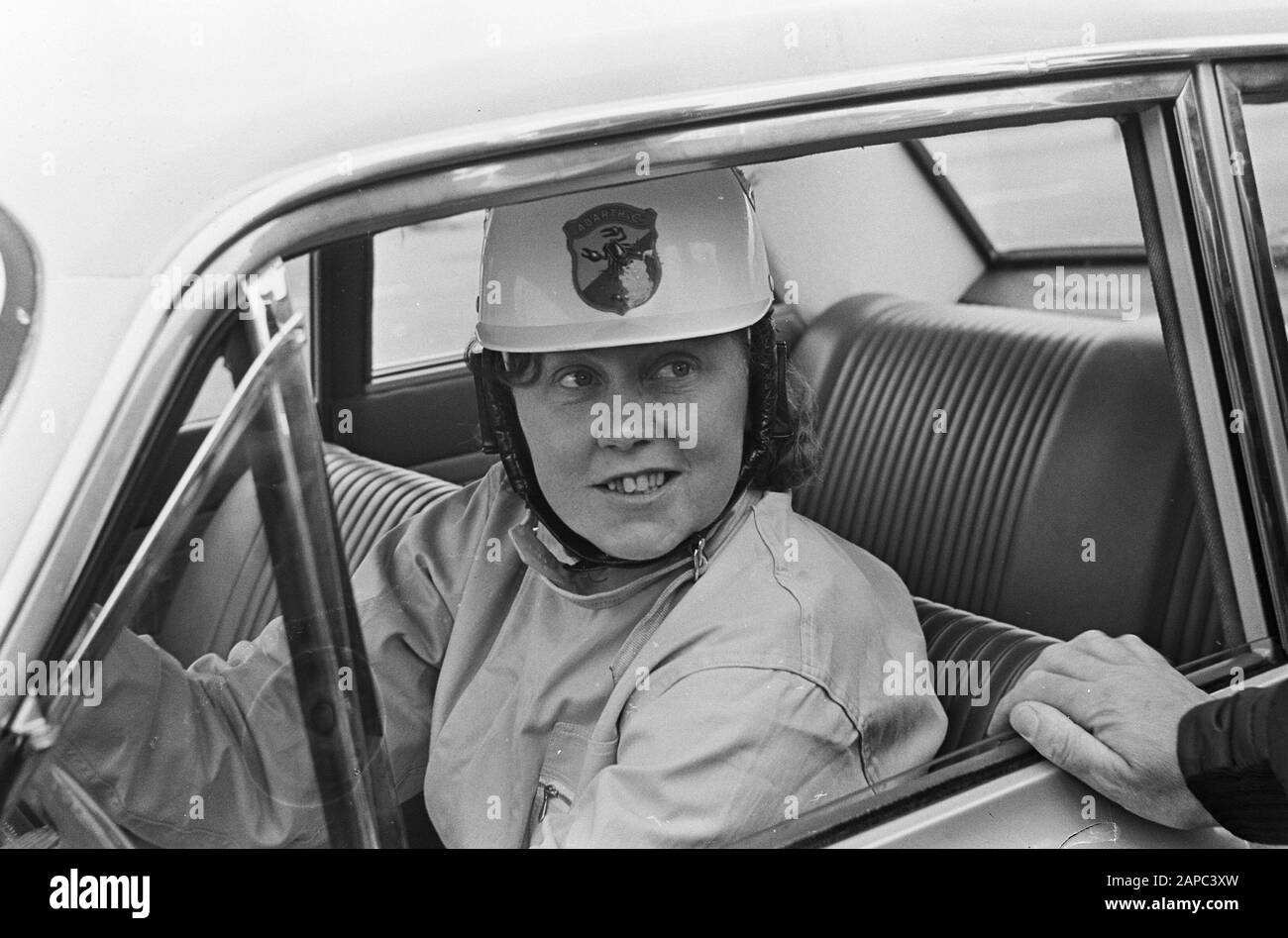 24 heures sur le circuit Zandvoort, Mabel't Hooft conduit les premières heures Annotation: Mardi après-midi, la course 12 est le signal de départ pour une tentative d'enregistrement par une équipe de femmes avec l'intention de fixer un enregistrement de 3- 6- 12- et 24 heures avec une voiture de 1500 cc. Date: 6 Juillet 1965 Lieu: Noord-Holland, Zandvoort Mots Clés: Motorsport Nom Personnel: Hooft, Mabel'T Banque D'Images