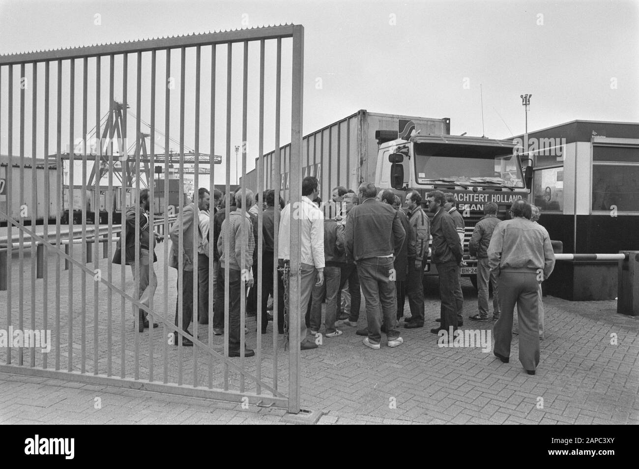 Grève de 24 heures dans le secteur général du fret à Rotterdam; à ECT et Seaport les accès sont bloqués par les grévistes Date: 14 septembre 1984 lieu: Rotterdam, Zuid-Holland mots clés: Strikes Nom de l'institution: ECT Banque D'Images