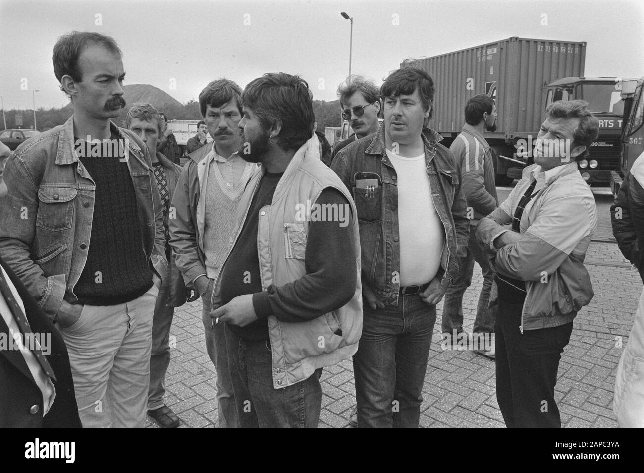 Grève de 24 heures dans le secteur général du fret à Rotterdam; grévistes actifs à la porte du port maritime où un blocus a été exécuté Date : le 14 septembre 1984 lieu : Rotterdam, Zuid-Holland mots clés : blocus, grévistes Banque D'Images