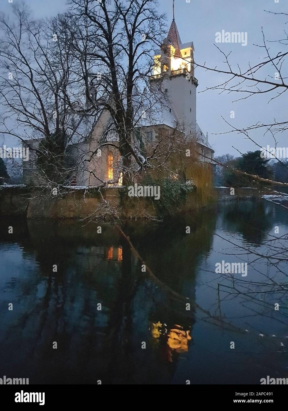 Autriche, château éclairé Ebreichsdorf avec réflexion dans l'étang Banque D'Images