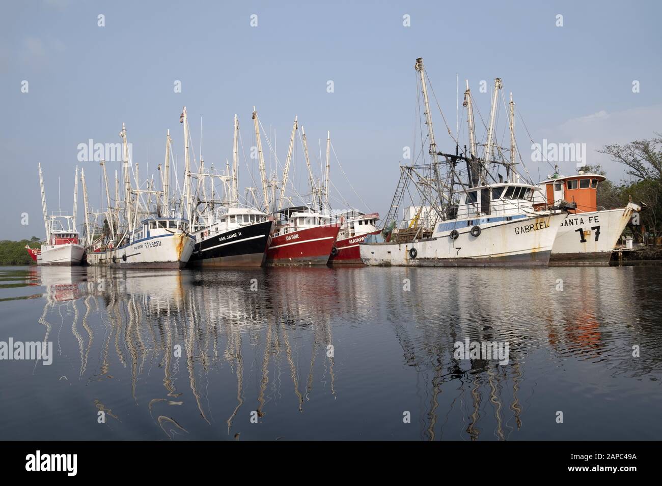 Amérique Centrale, El Salvador, Golfe De Fonseca. Bateaux de pêche de l'océan Pacifique amarrés dans la baie de Jiquilisco. Banque D'Images