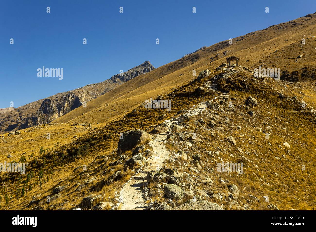 Chemin vers les montagnes dans le parc national de Huascarán au Pérou. Banque D'Images