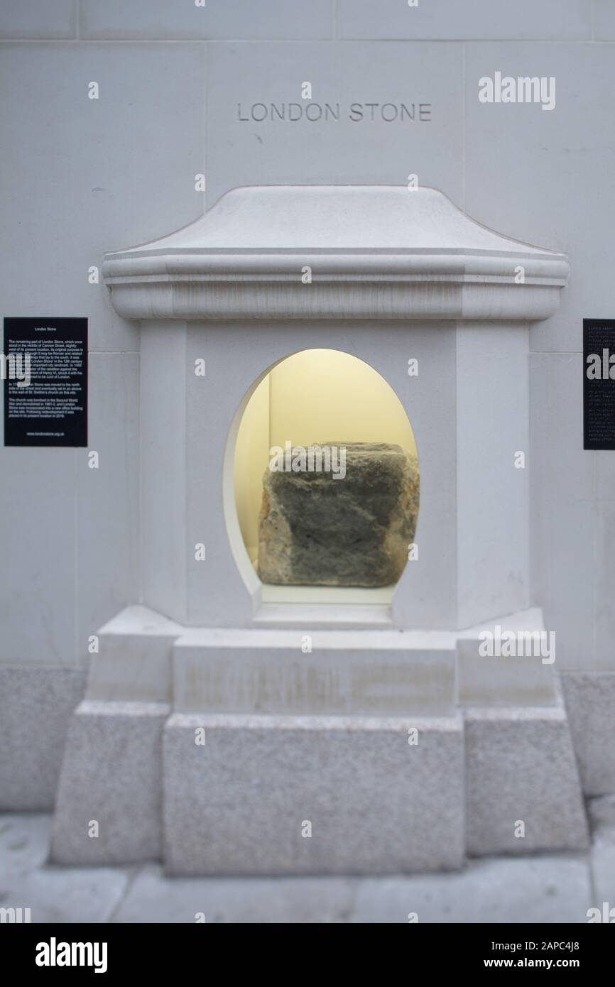 Londres, Canon St. The London Stone, un morceau de calcaire oolithique soi-disant magique situé sur une ligne de Ley et récemment logé dans un boîtier depuis 2018 Banque D'Images