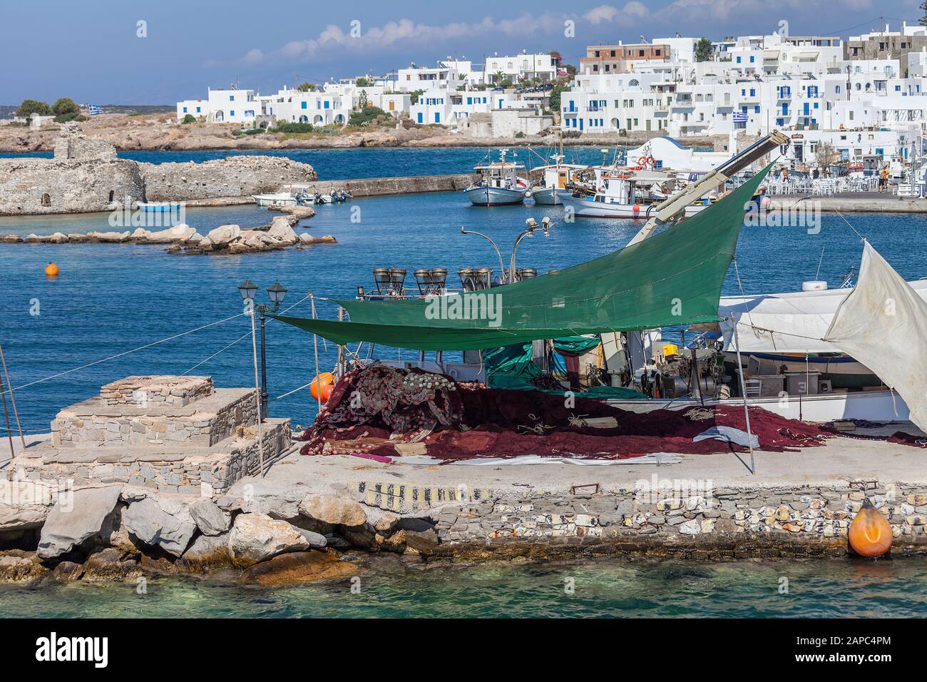 Naoussa: 6 juillet: Entrer par mer le petit port de village de Naoussa sur l'île de Paros . Naoussa 6 Juillet 2016, Paros, Grèce. Banque D'Images