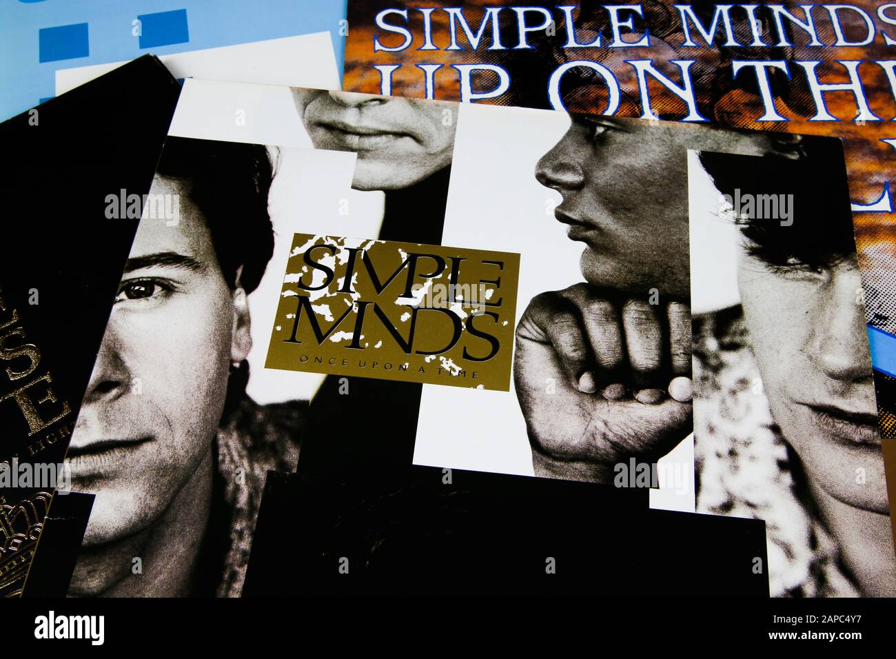 Viersen, Allemagne - 6 Janvier. 2020: Vue sur Le groupe D'Esprits Simples couvre la collection de disques vinyle Banque D'Images