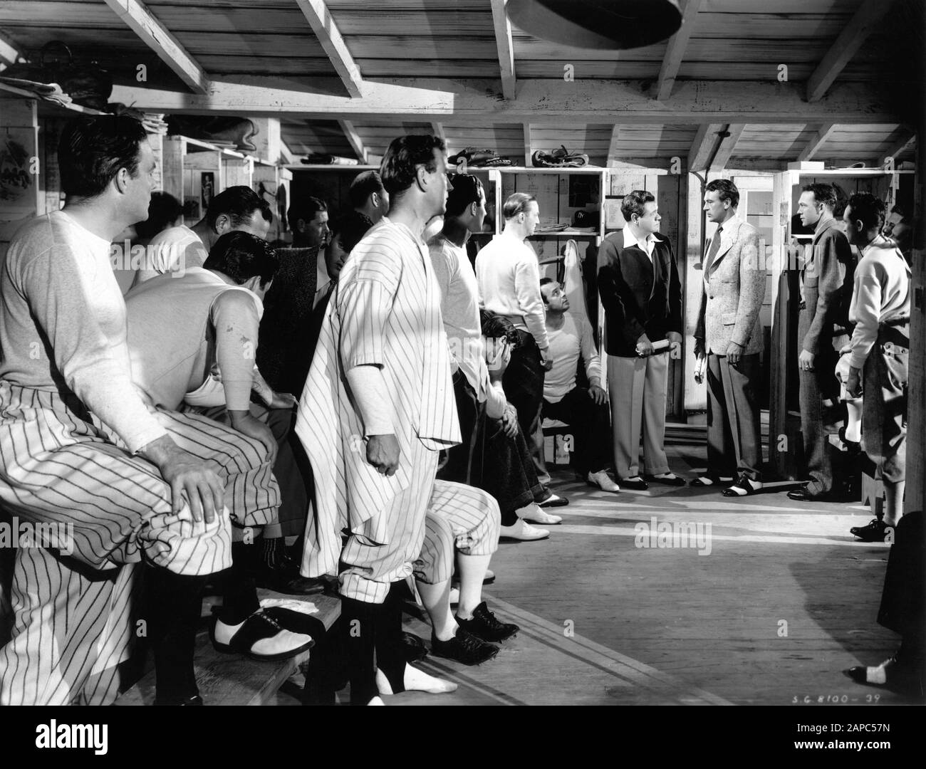 Babe RUTH comme lui-même et GARY COOPER comme Lou Gehrig avec New York Yankees dans LA FIERTÉ DU réalisateur YANKEES 1942 SAM BOIS l'histoire de la vie et de la carrière du joueur de baseball LOU GEHRIG histoire originale Paul Gallico La société Samuel Goldwyn / RKO radio Pictures Banque D'Images