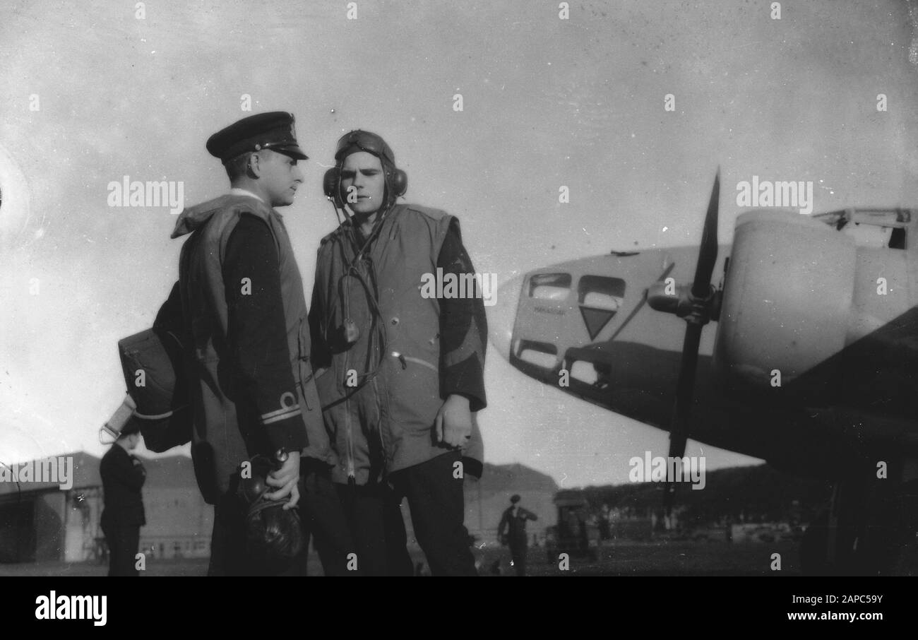 Commandement côtier de la RAF du 320 e Escadron, composé de membres du Service d'aviation de la Marine, stationné à la base de la RAF Lechars à Fife en Écosse, utilisé pour les vols de reconnaissance, le sauvetage en mer, les convoi et les attaques offensives sur le territoire ennemi [période octobre 1940 - décembre 1941]. Pilote et télégraphiste radio pour un bombardier Hudson Date : 1941 lieu : Grande-Bretagne, Écosse mots clés : Force aérienne, Marine, militaire, seconde Guerre mondiale, aéronef Banque D'Images