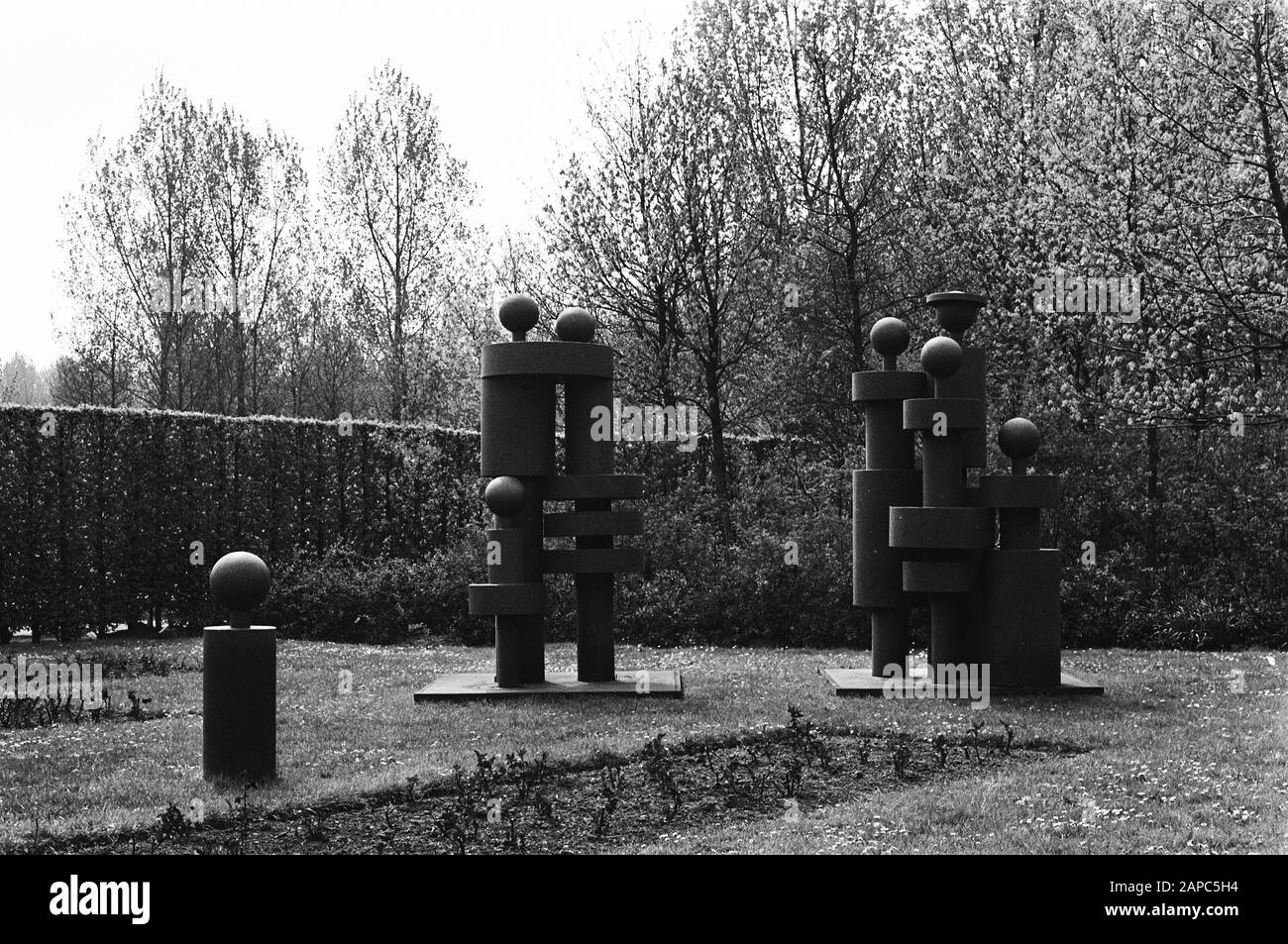 3ème exposition de sculptures à Amsterdam Amstelpark du 28 avril au 30 août, une des œuvres d'art du parc Date: 27 avril 1981 lieu: Amsterdam, Noord-Holland mots clés: Photos, œuvres d'art, parcs, expositions Nom personnel: Amstelpark Banque D'Images 3ème exposition de sculptures à Amsterdam Amstelpark du 28 avril au 30 août, une des œuvres d'art du parc Date: 27 avril 1981 lieu: Amsterdam, Noord-Holland mots clés: Photos, œuvres d'art, parcs, expositions Nom personnel: Amstelpark Banque D'Images